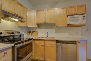 Cougar Den, Top Floor, 2 Level, Amazing Views!