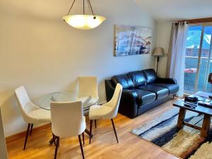 Cougar Den, Top Floor, 2 Level, Amazing Views!