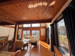 Cabin B vacation house rental Mt Fuji View 3 min lake Saiko 5min drive Lake Kawaguchi