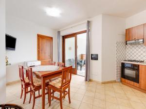 With large private outdoor space and parking space img6