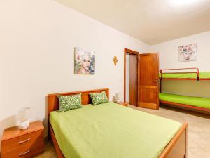 With large private outdoor space and parking space img21