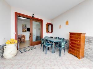 With large private outdoor space and parking space img1