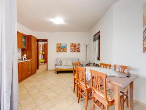 With large private outdoor space and parking space img5