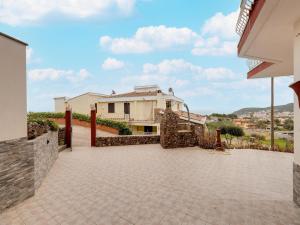 With large private outdoor space and parking space img37