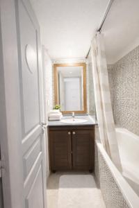 Stunning Sea View - Balcony - 2min to Beach - AC - WIFI - Pool