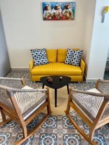 Lovely Suite steps away from the airport and sea