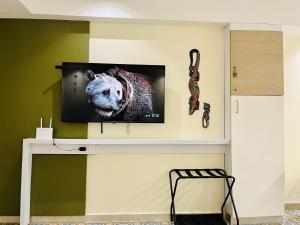 Lovely Suite steps away from the airport and sea