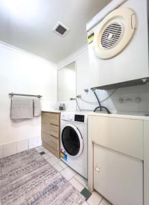 Chevron Island Boutique Retreat near Beach & Pool