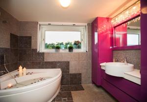 Villa Anna with Private Pool, Play area & BBQ, 5km from the Beach