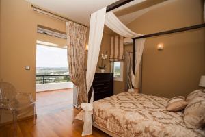 Villa Anna with Private Pool, Play area & BBQ, 5km from the Beach