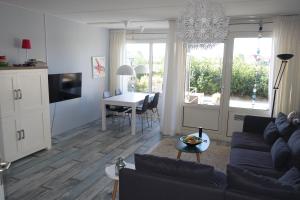 Duinzicht, ruim appartement met terras op de begane grond nabij strand