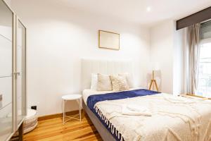 Cozy 3BR Near Av Liberdade Sleeps 8 Patio