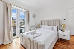 Luxury 2BR Apartment with Private Balcony & Netflix By Regal Realms Short Lets & Serviced Accommodation London