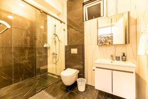 Aqua Garden 2BR, Walk to the Beach