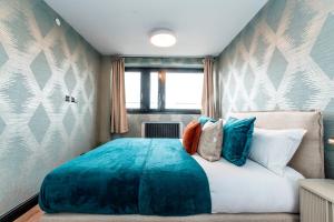 Stylish 1BR, Holland Park, Skyline Views - Pass the Keys