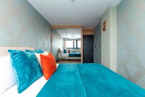 Stylish 1BR, Holland Park, Skyline Views - Pass the Keys