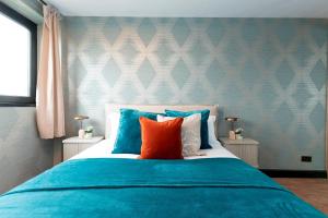 Stylish 1BR, Holland Park, Skyline Views - Pass the Keys