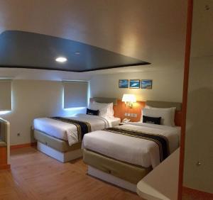 Doulos Phos The Ship Hotel