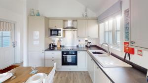 Oreo Shack, The Bay, 2 bedrooms with ensuites, parking for 2 cars, strictly pet-free
