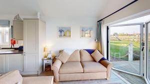 Oreo Shack, The Bay, 2 bedrooms with ensuites, parking for 2 cars, strictly pet-free