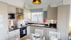 Oreo Shack, The Bay, 2 bedrooms with ensuites, parking for 2 cars, strictly pet-free