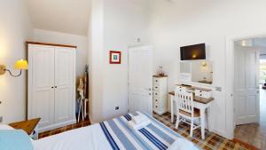Oreo Shack, The Bay, 2 bedrooms with ensuites, parking for 2 cars, strictly pet-free