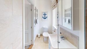 Oreo Shack, The Bay, 2 bedrooms with ensuites, parking for 2 cars, strictly pet-free