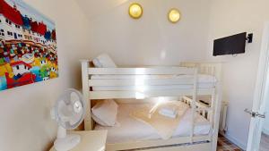 Oreo Shack, The Bay, 2 bedrooms with ensuites, parking for 2 cars, strictly pet-free