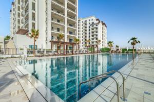 Paradise in Yas - Premium Apt - Golf course view - Near Yas water world - Ferrari World