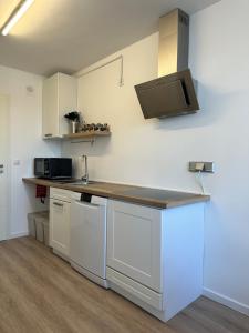 Stylish Apartment, Balcony, 2 BR Central