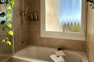 Stylish Apartment, Balcony, 2 BR Central