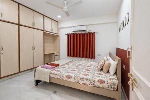 Peaceful 3BHK Family Flat near Cyber Towers, Hitech City