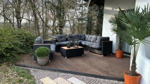 Familienfreundliche 10 min zu Fuß von Legoland, 80 m2 helle Ferienwohnung mit großen Garten, Whirlpool, privaten Waldstück und wunderschöner Terrasse im Kötz, My Luxury Apartments