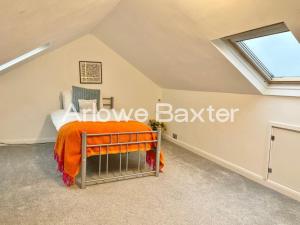 Spacious 4-Bedroom Home, Driveway & Garden