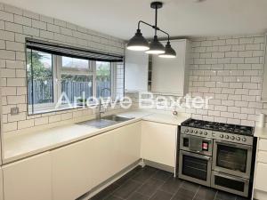 Spacious 4-Bedroom Home, Driveway & Garden