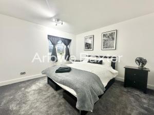 Spacious 4-Bedroom Home, Driveway & Garden