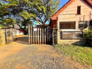 Luxury 4 BR Homely Apt with a pool
