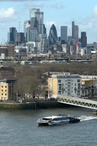 Stunning Thames View 2-Bedroom Apartment 2 Baths & 2 Balconies Sleeps 6