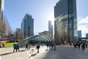 Stunning Thames View 2-Bedroom Apartment 2 Baths & 2 Balconies Sleeps 6