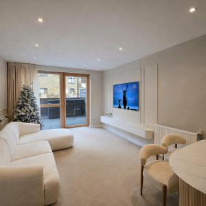 Spacious 1-Bed Apartment & Private Outdoor Space & Parking