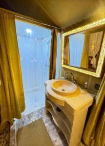 Welcoming Saharra luxury camp VIP