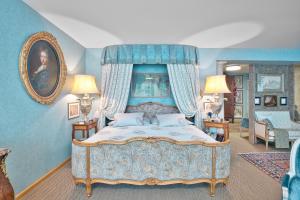 Historic Cinema Suite with Private Art Collection - Basel