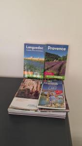 studio charmant et calme villeneuve les avignon entrée et cour indépendantes climatisation piscine parking