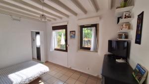 studio charmant et calme villeneuve les avignon entrée et cour indépendantes climatisation piscine parking