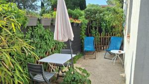 studio charmant et calme villeneuve les avignon entrée et cour indépendantes climatisation piscine parking