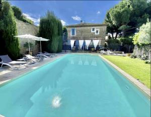 Appartement 70 m2 près de tout à pied, piscine de la propriété, parking