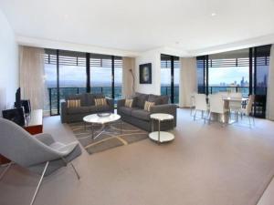 3BR Broadbeach Skyhome with Ocean Views