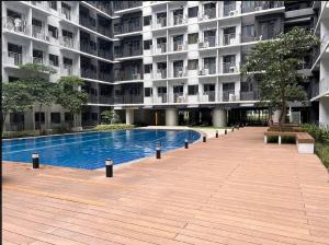 Cozy MOA Staycation Pool View plus Netflix and Walk to Mall