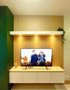 Cozy MOA Staycation Pool View plus Netflix and Walk to Mall
