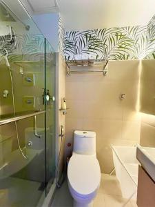 Cozy MOA Staycation Pool View plus Netflix and Walk to Mall